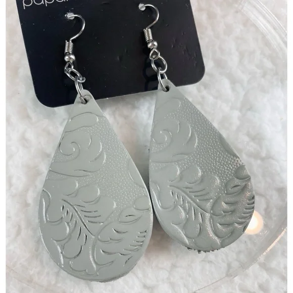 (NWT) PAPARAZZI • Grey/Silver Embossed Paisley Teardrop Earrings - Picture 5 of 9